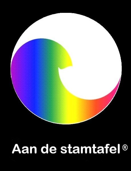 Zwarte rechthoek met hierin een witte cirkel en in de cirkel een regenboogkleurige golf. Onder de witte cirkel staat de naam Aan de stamtafel met het teken van merkregistratie